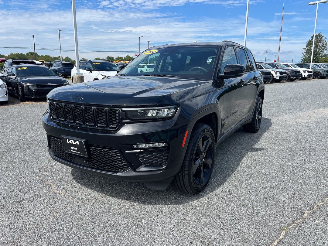 Used 2023 Jeep Grand Cherokee Limited w/ Black Appearance Package AWD/4WD image 2