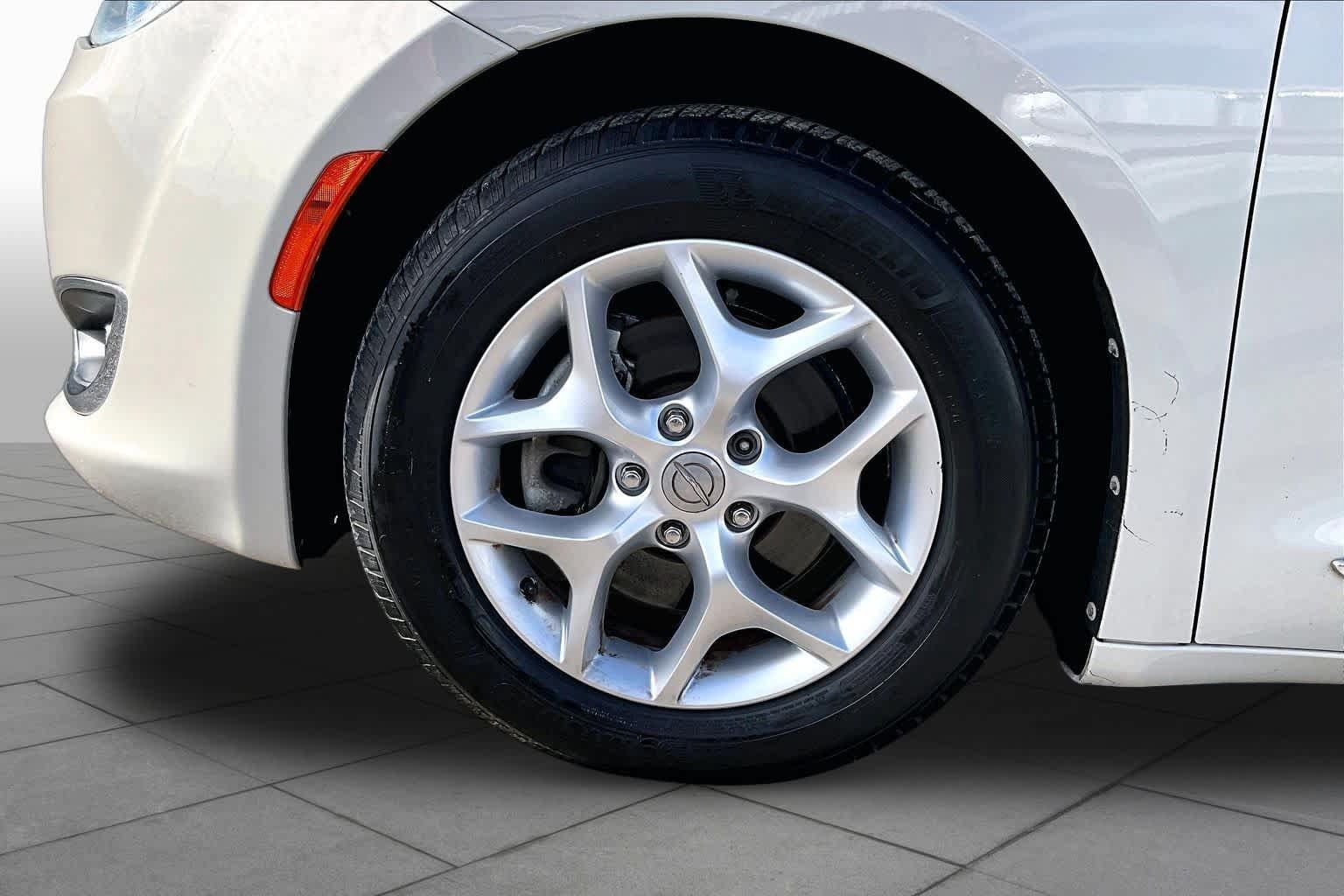 Used 2017 Chrysler Pacifica Touring-L Plus w/ Tire & Wheel Group FWD image 12