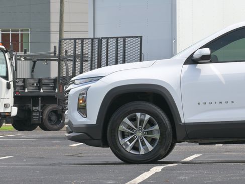 Used 2026 Chevrolet Equinox LT FWD image 5