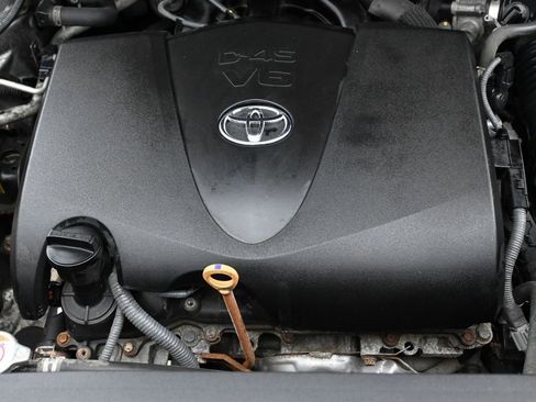 Used 2021 Toyota Highlander L image 44