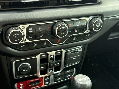 Used 2024 Jeep Wrangler Unlimited Rubicon w/ Convenience Group AWD/4WD image 25