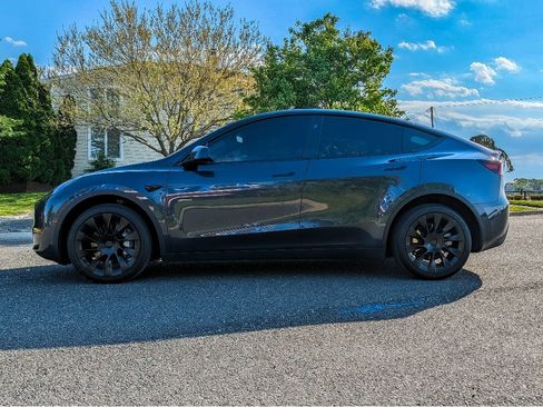 Used 2024 Tesla Model Y Long Range AWD/4WD image 8