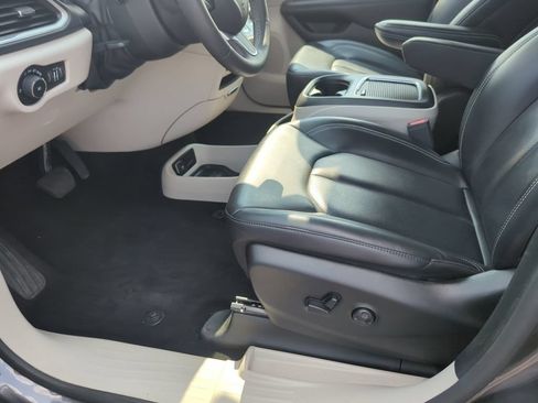 Used 2023 Chrysler Pacifica Touring-L FWD image 34