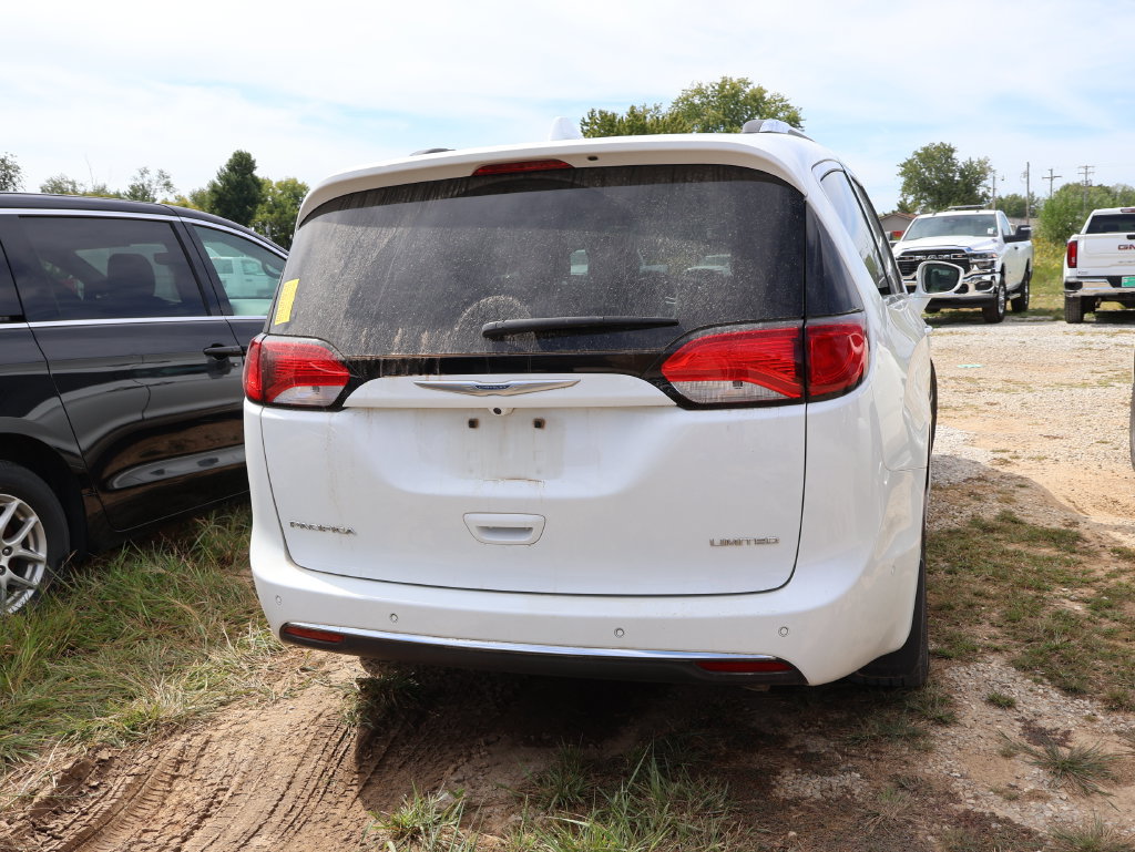 Used 2017 Chrysler Pacifica Limited w/ Advanced Safetytec Group FWD image 17