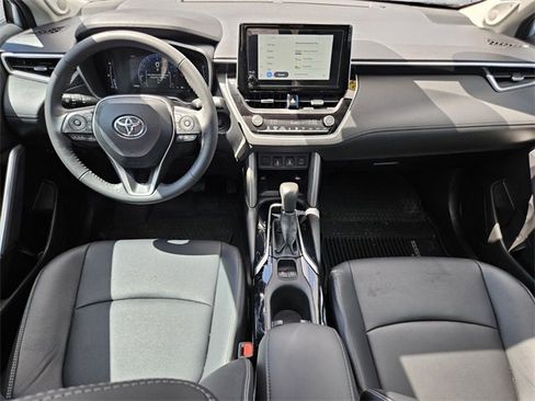 Used 2024 Toyota Corolla Cross XLE image 6