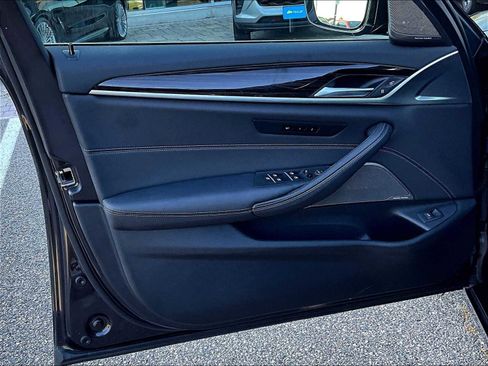 Used 2023 BMW 530i xDrive w/ Premium Package image 9