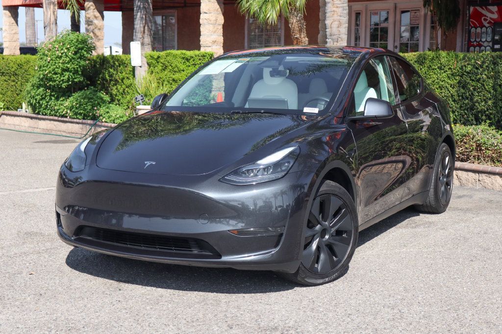 Used 2025 Tesla Model Y Long Range RWD image 4