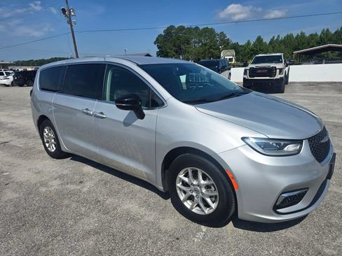 Used 2024 Chrysler Pacifica Touring-L FWD image 11