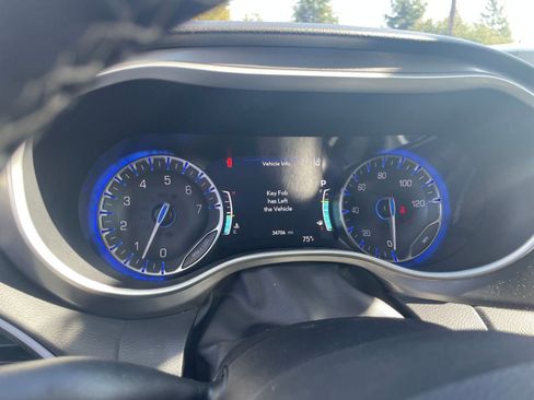 Used 2024 Chrysler Pacifica Touring-L image 37