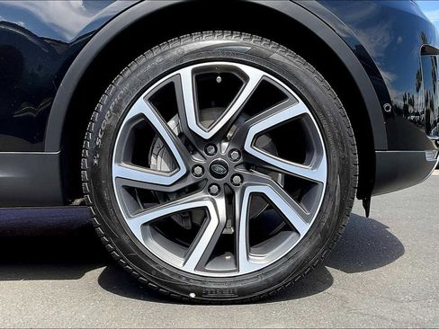 Used 2025 Land Rover Discovery S image 12