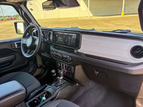 Used 2025 Jeep Wrangler Sport AWD/4WD image 25