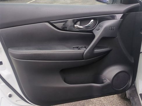 Used 2019 Nissan Rogue SL w/ Premium Package image 10