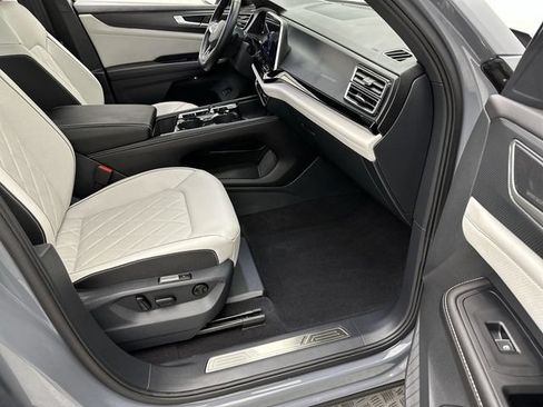 Certified 2025 Volkswagen Atlas Cross Sport SEL Premium R-Line AWD/4WD image 28