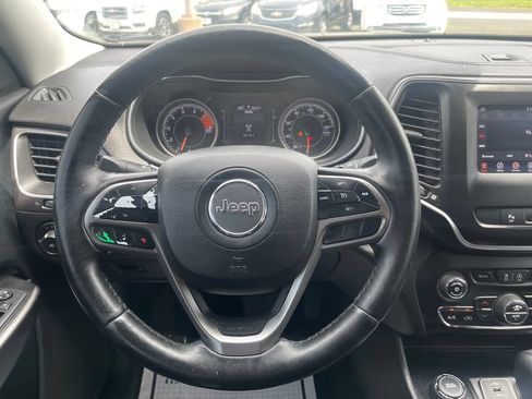 Used 2019 Jeep Cherokee Latitude Plus w/ Comfort/Convenience Group AWD/4WD image 20