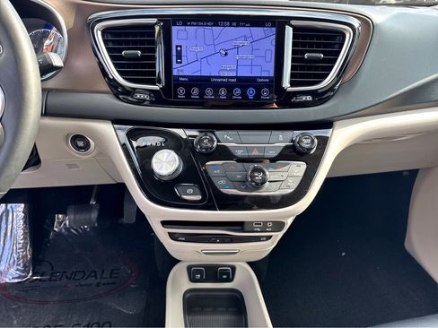 Used 2017 Chrysler Pacifica Touring-L Plus image 24