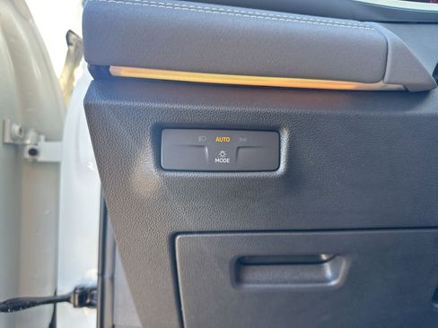 Certified 2025 Volkswagen Tiguan SE image 13