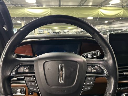 Used 2022 Lincoln Navigator Reserve image 11