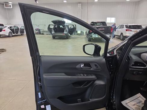 Used 2025 Chrysler Pacifica Select FWD image 21