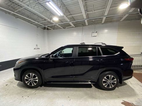 Used 2023 Toyota Highlander XLE image 3