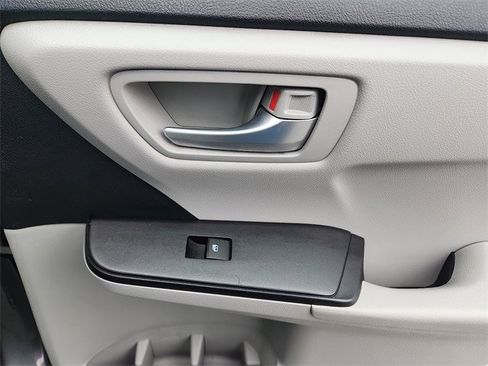 Used 2017 Toyota Camry LE image 31