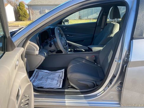Used 2021 Hyundai Elantra SE image 12
