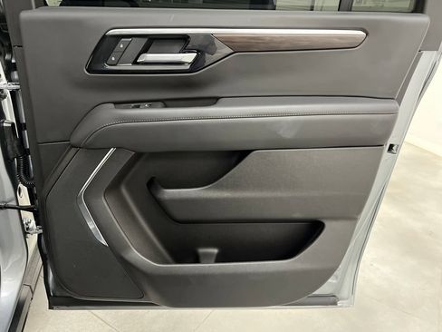 Used 2025 Chevrolet Suburban Z71 AWD/4WD image 24