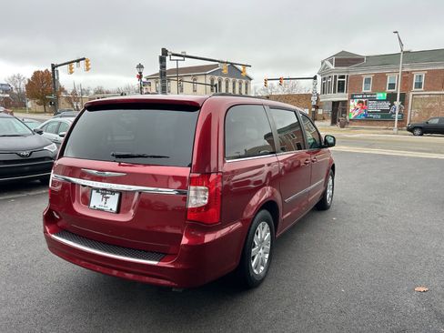 Used 2016 Chrysler Town & Country Touring image 5