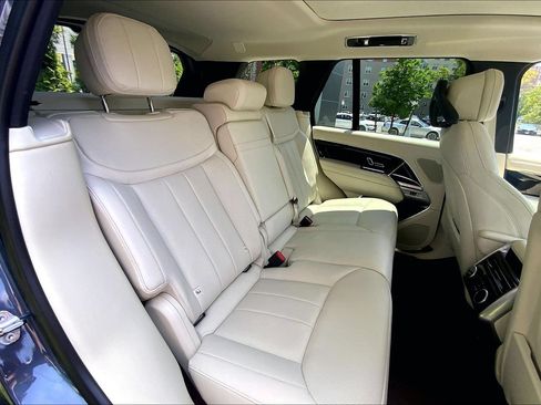 Certified 2025 Land Rover Range Rover SE AWD/4WD image 19