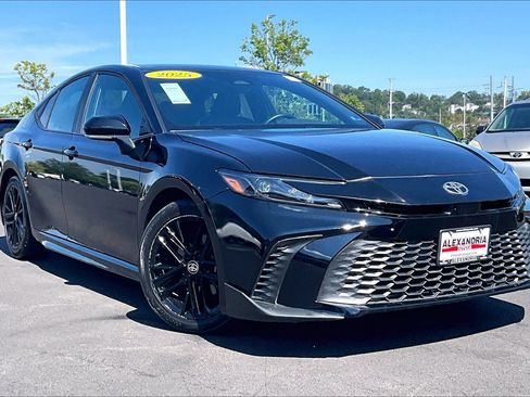 Used 2025 Toyota Camry SE FWD image 2