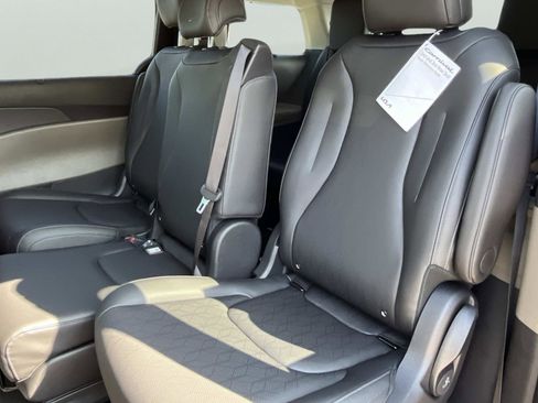 New 2026 Kia Carnival EX FWD image 21