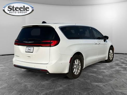 New 2025 Chrysler Pacifica Select image 5