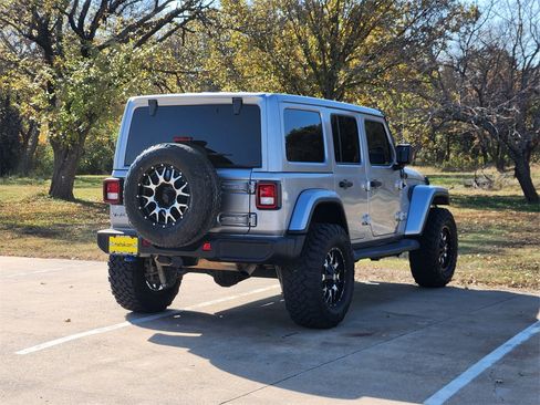 Used 2018 Jeep Wrangler Unlimited Sahara image 4