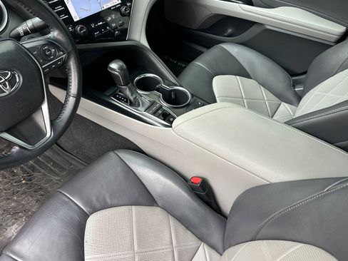 Used 2018 Toyota Camry XLE image 7