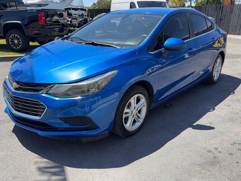 Used 2017 Chevrolet Cruze LT w/ Convenience Package FWD image 4