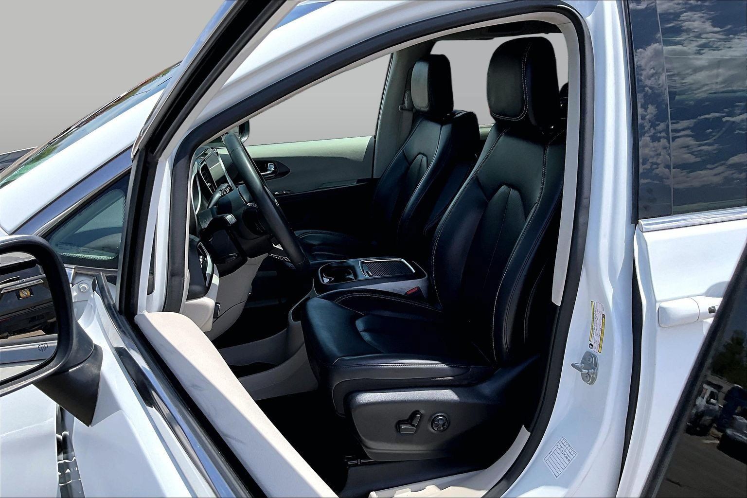 Used 2023 Chrysler Pacifica Touring-L FWD image 26