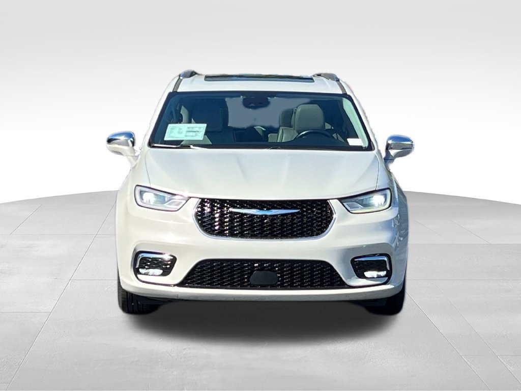 Used 2021 Chrysler Pacifica Limited w/ Uconnect Theater Family Group FWD image 2