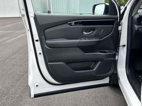 Certified 2025 Honda Pilot Touring image 6