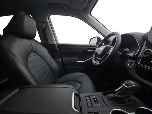 Used 2025 Toyota Highlander XLE image 16