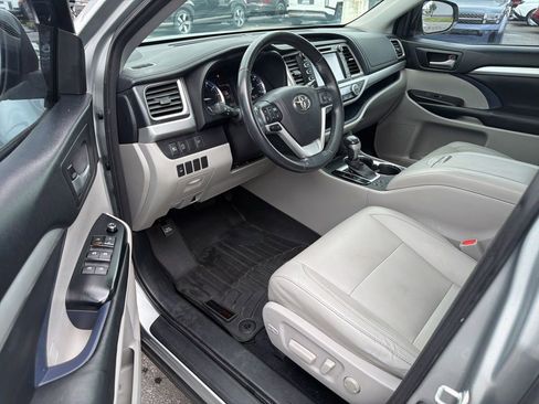Used 2017 Toyota Highlander XLE AWD/4WD image 28