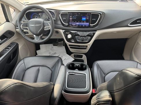 Used 2023 Chrysler Pacifica Touring-L FWD image 12