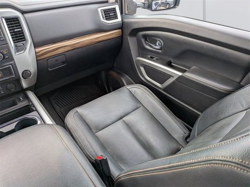Used 2018 Nissan Titan SL w/ Chrome Package image 17