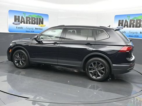 Used 2023 Volkswagen Tiguan SE w/ Panoramic Sunroof Package FWD image 3