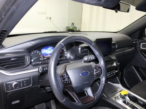 Used 2020 Ford Explorer XLT w/ Comfort Package RWD image 17