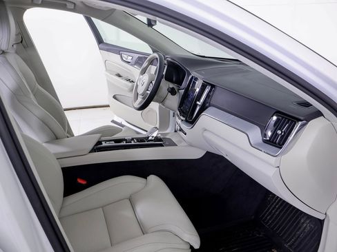 Used 2025 Volvo XC60 B5 Ultra w/ Protection Package Premier image 7