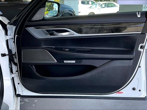 Used 2017 BMW 740e xDrive AWD/4WD image 28