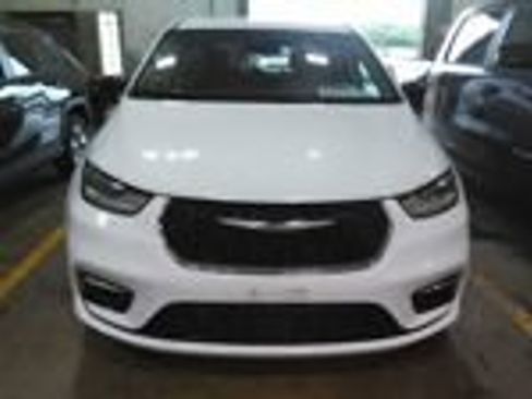 Used 2024 Chrysler Pacifica Touring-L FWD image 14