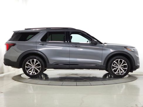 Used 2025 Ford Explorer ST-Line AWD/4WD image 13