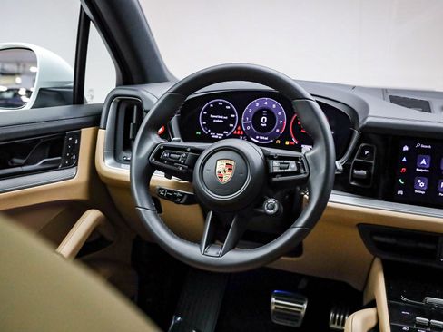 Used 2025 Porsche Cayenne S image 19