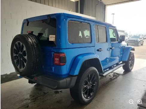 Used 2022 Jeep Wrangler Unlimited Sahara w/ Cold Weather Group AWD/4WD image 4