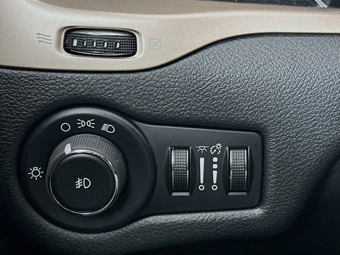 Used 2014 Jeep Cherokee Latitude w/ Cold Weather Group FWD image 16